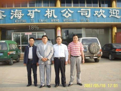 設(shè)計人員與內(nèi)蒙某鉬礦領(lǐng)導(dǎo)合影